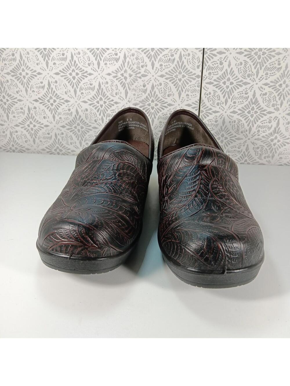 CUSHIONAIRE Women's Claire Slip on Clog Brown Tooled Embossed Shoes Size 9M